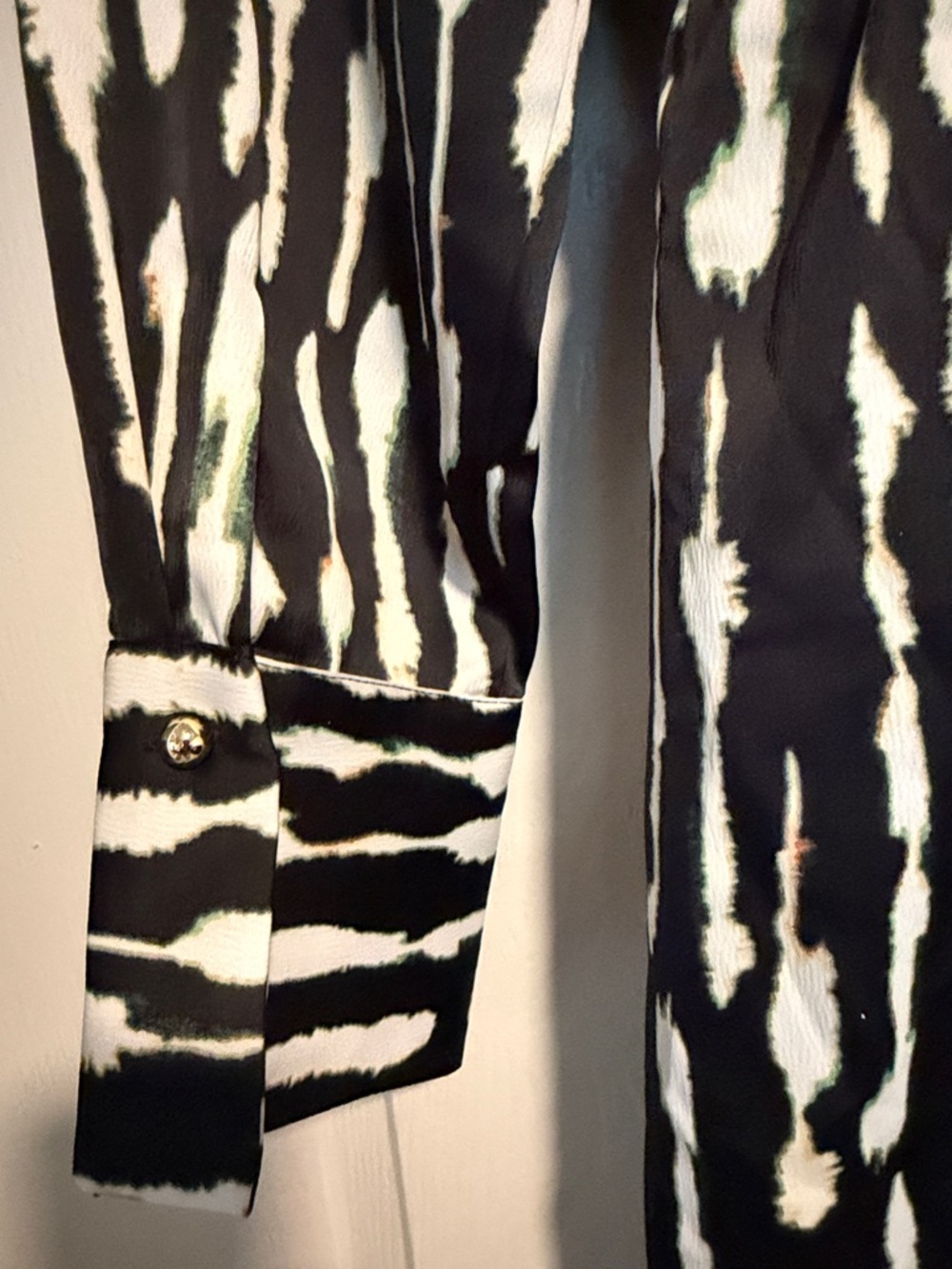 House of Harlow 1960 Black and White Patterned Top with Subtle Green Accent - Picture 6 of 7